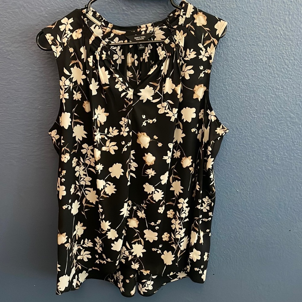 Vera Wang sleeveless blouse. Worn once. Size XL